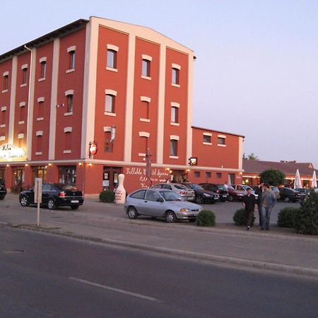 Malom Club Panzio Bed & Breakfast Baja Ngoại thất bức ảnh