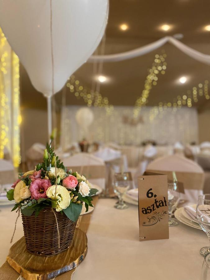 Malom Club Panzio Bed & Breakfast Baja Ngoại thất bức ảnh
