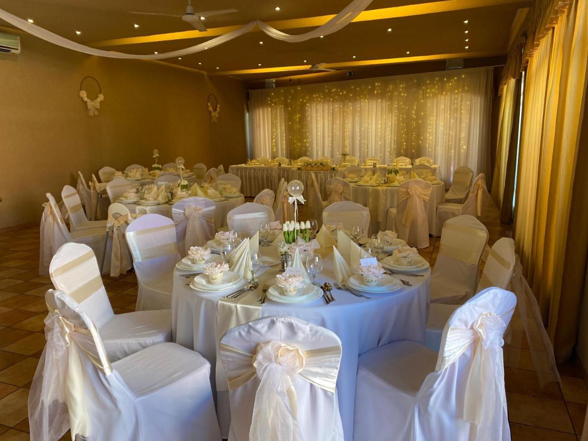 Malom Club Panzio Bed & Breakfast Baja Ngoại thất bức ảnh
