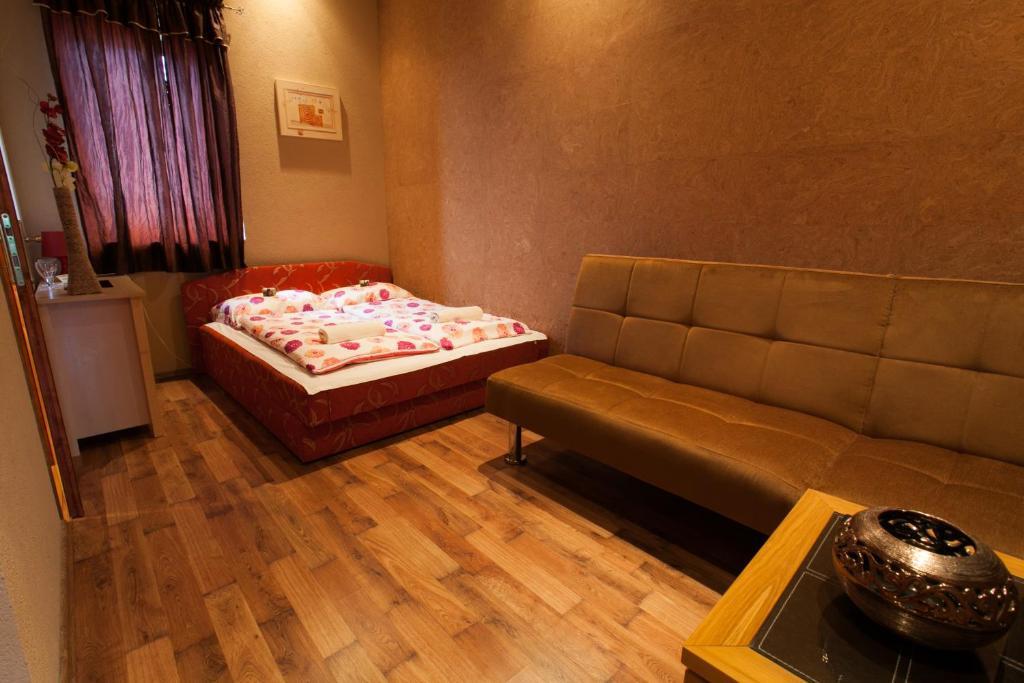 Malom Club Panzio Bed & Breakfast Baja Ngoại thất bức ảnh