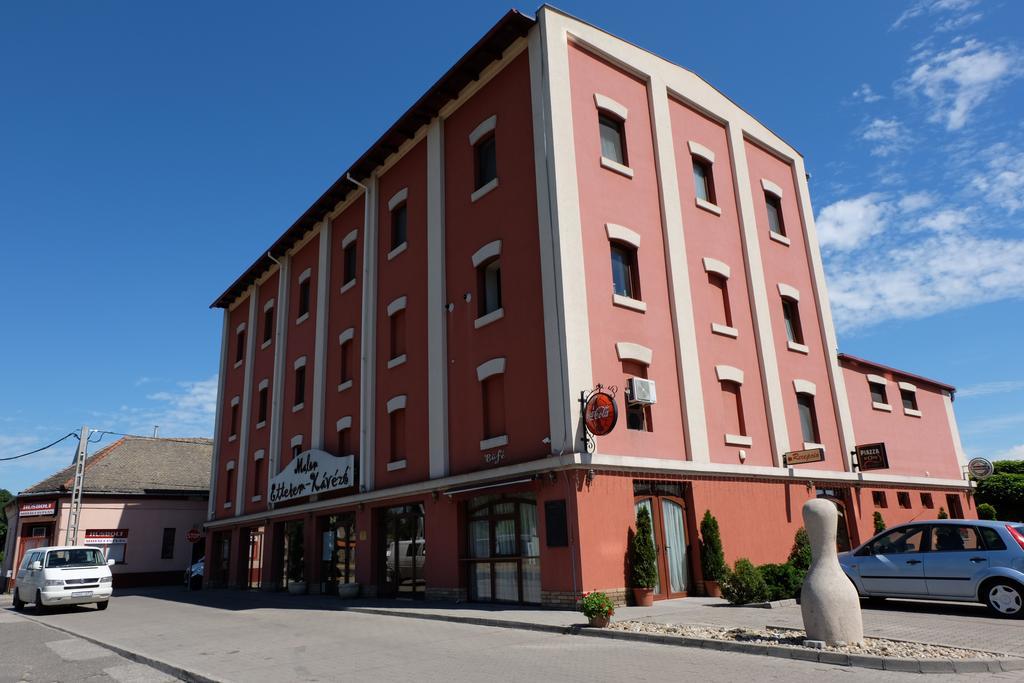Malom Club Panzio Bed & Breakfast Baja Ngoại thất bức ảnh