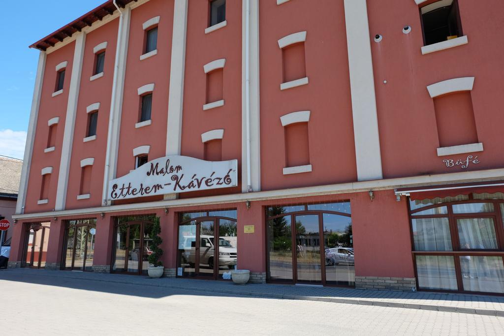 Malom Club Panzio Bed & Breakfast Baja Ngoại thất bức ảnh